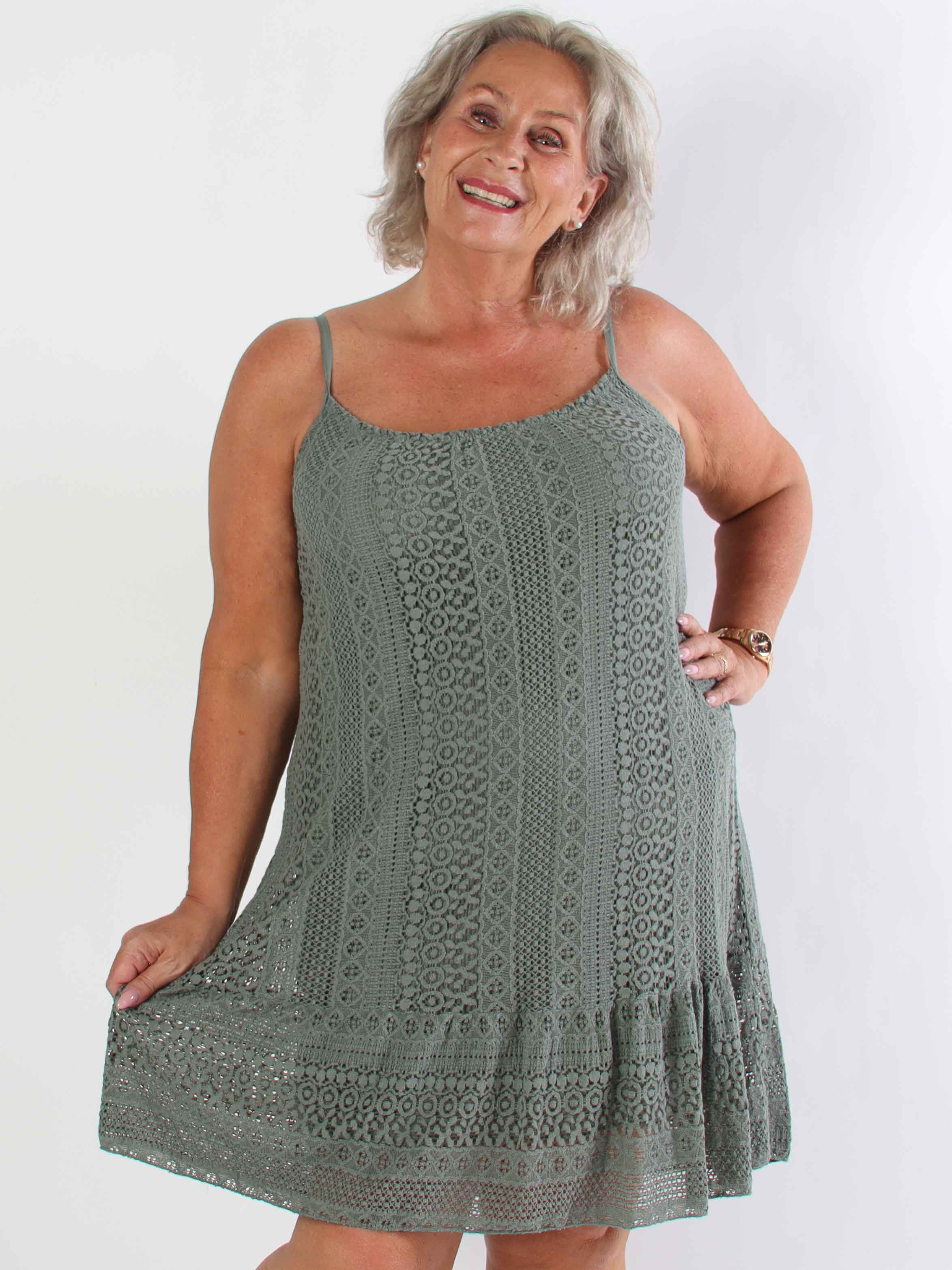 Galateia - Plus size stropkjole i blød blonde i bomuld